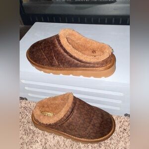 GUC Michael Kors Kids Sz-1 MK Logo FauxFur Slipper/Shoe- 1” Platform, In/Outdoor